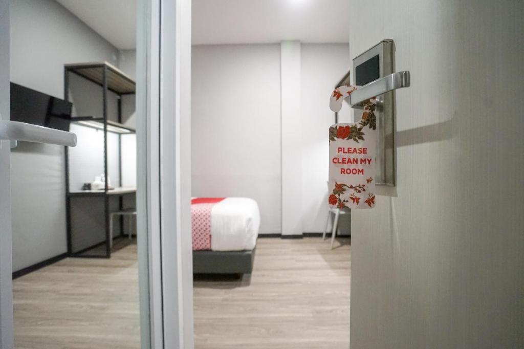 Oyo 568 Rajawali Homestay Палембанг Екстериор снимка