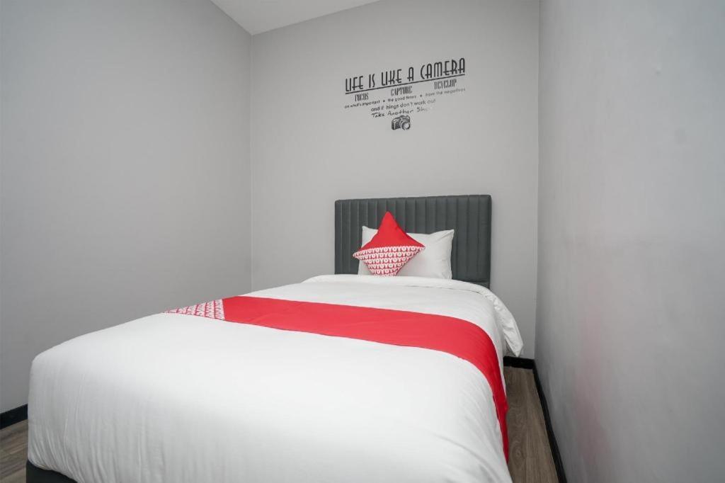 Oyo 568 Rajawali Homestay Палембанг Екстериор снимка