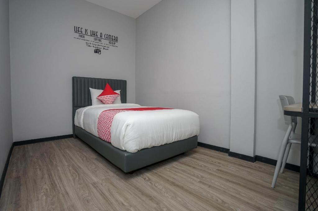 Oyo 568 Rajawali Homestay Палембанг Екстериор снимка