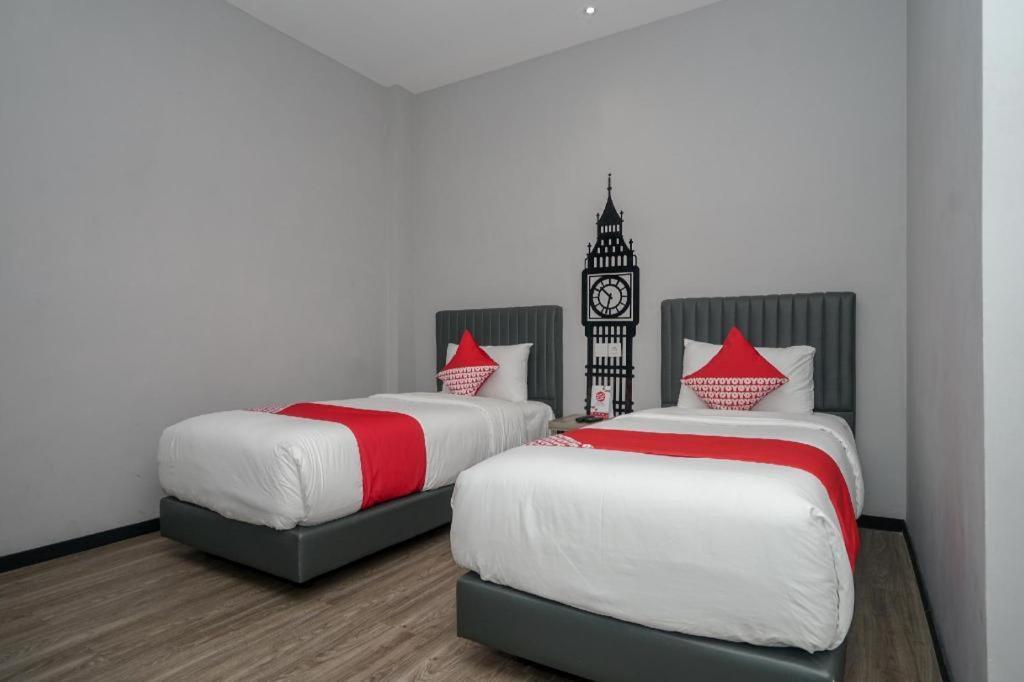 Oyo 568 Rajawali Homestay Палембанг Екстериор снимка