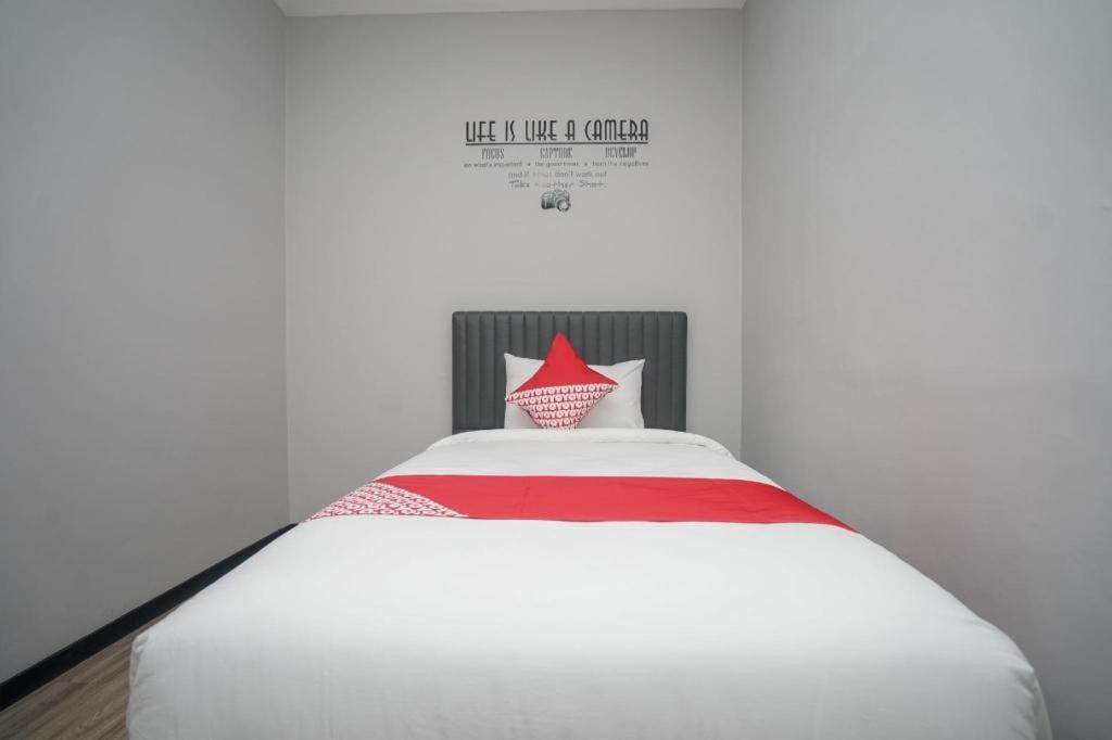 Oyo 568 Rajawali Homestay Палембанг Екстериор снимка