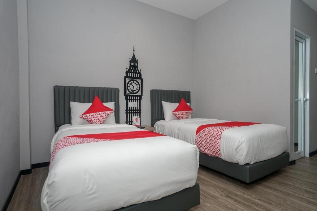 Oyo 568 Rajawali Homestay Палембанг Екстериор снимка