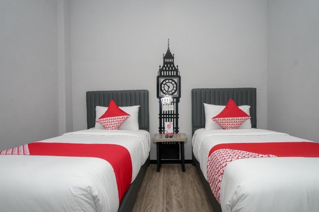 Oyo 568 Rajawali Homestay Палембанг Екстериор снимка