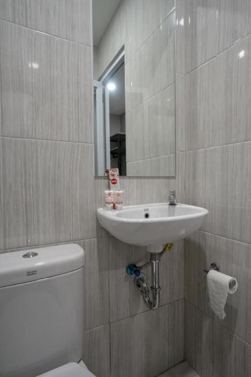 Oyo 568 Rajawali Homestay Палембанг Екстериор снимка