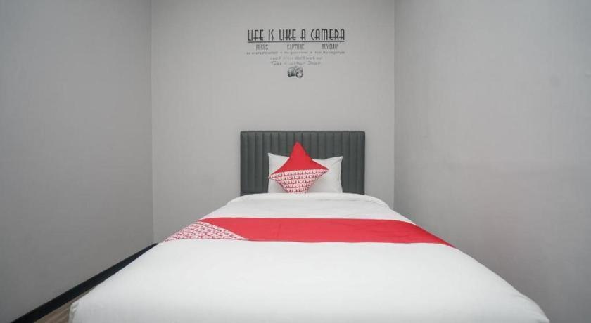 Oyo 568 Rajawali Homestay Палембанг Екстериор снимка