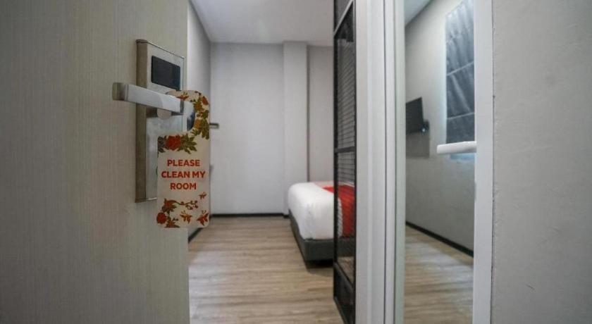 Oyo 568 Rajawali Homestay Палембанг Екстериор снимка
